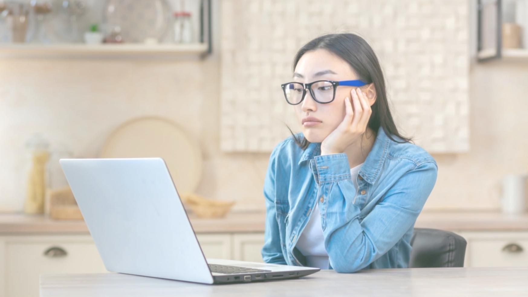 Profesional analizando métricas de rendimiento en pantalla